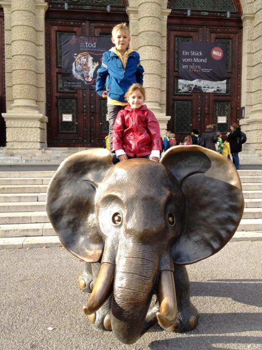 20 Der Elefant vor dem Naturhistorischen Museum