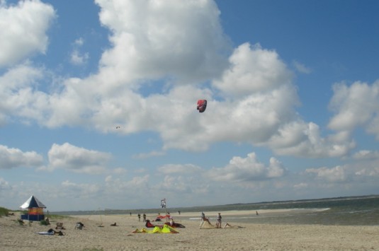 Drachenfliegen lassen am Strand
