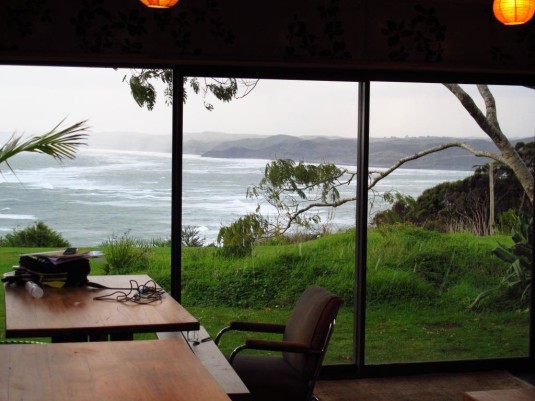 Aussicht vom Haupthaus auf die Manu Bay