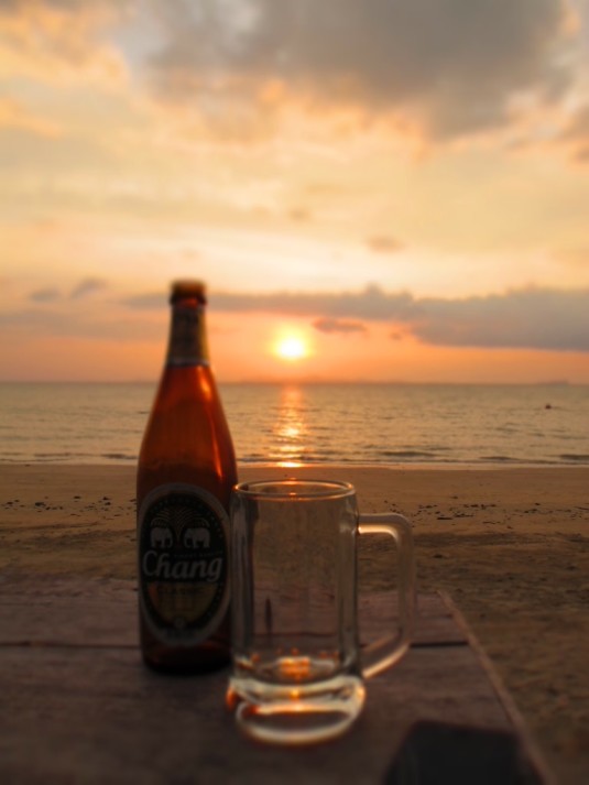 Bei einem kalten Chang Beer den herrlichen Sonnenuntergang am Strand geniessen - was will man mehr?