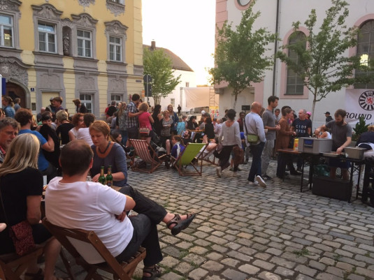 Filmfestival auf dem Kirchplatz der Innstadt
