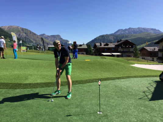 03 Abschlagen am höchstgelegenen Golfübungsplatz Europas