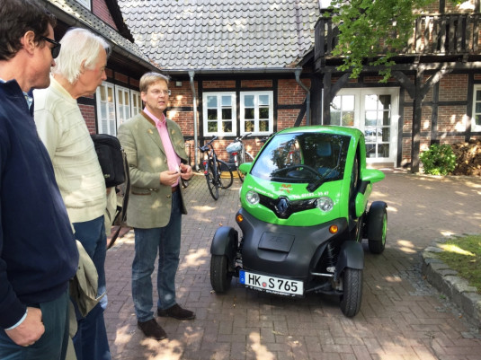 Das Elektroauto bietet Platz für einen Fahrer und 200 l Sahne. Zum Beispiel