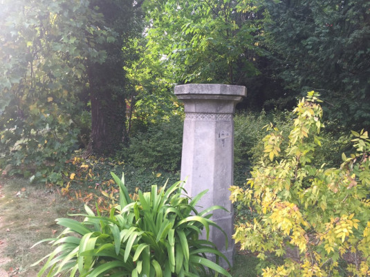 Eine der Säulen des ehemaligen Palmenhauses
