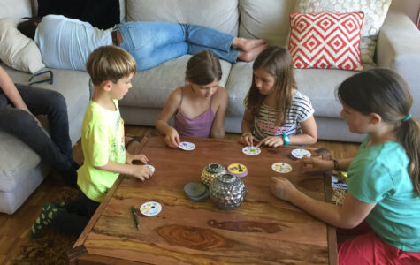 Die Kinder spielen friedlich – da können die Grossen sogar ein Nickerchen machen