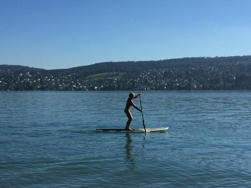 SUPende Person auf dem Zürichsee
