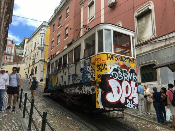 Strassenbahn Lissabon Streetart