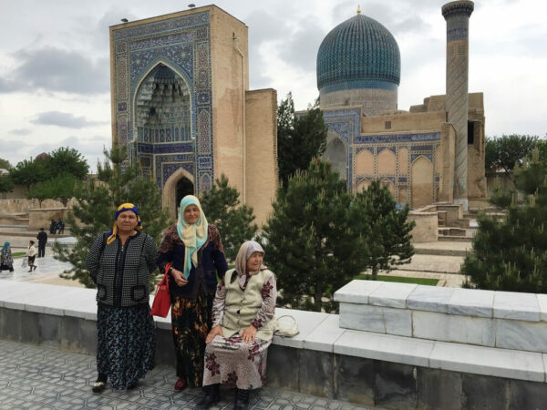 usbekistan samarkand gur emir mausoleum frauen