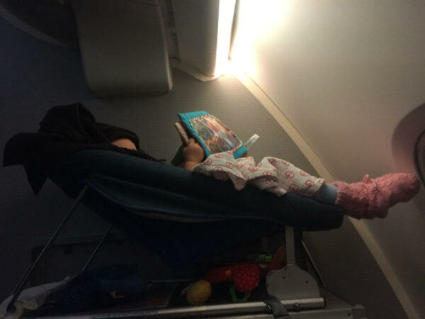 baby-flugzeug schlafen reisen mit baby