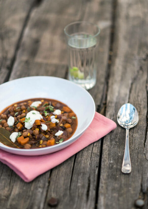 bohnen-kichererbsen-salat-zwei pfannen-camper-kochen