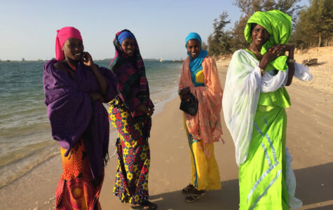 Ein Treffen mit Michael Jackson in St. Louis und weitere Reisetipps für Senegal senegal-strand-frauen-bunt-kleider