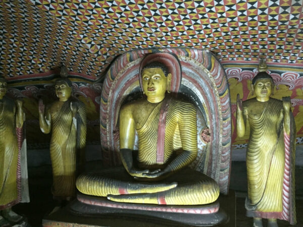 Sri-Lanka-Reise-Statuen-Buddha-Sehenswürdigkeiten