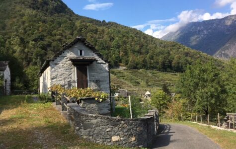 Wandern an einem Tessiner Rustico vorbei