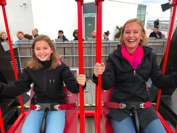 Nora und Sabine auf der "Over The Edge" Schaukel in Amsterdam.