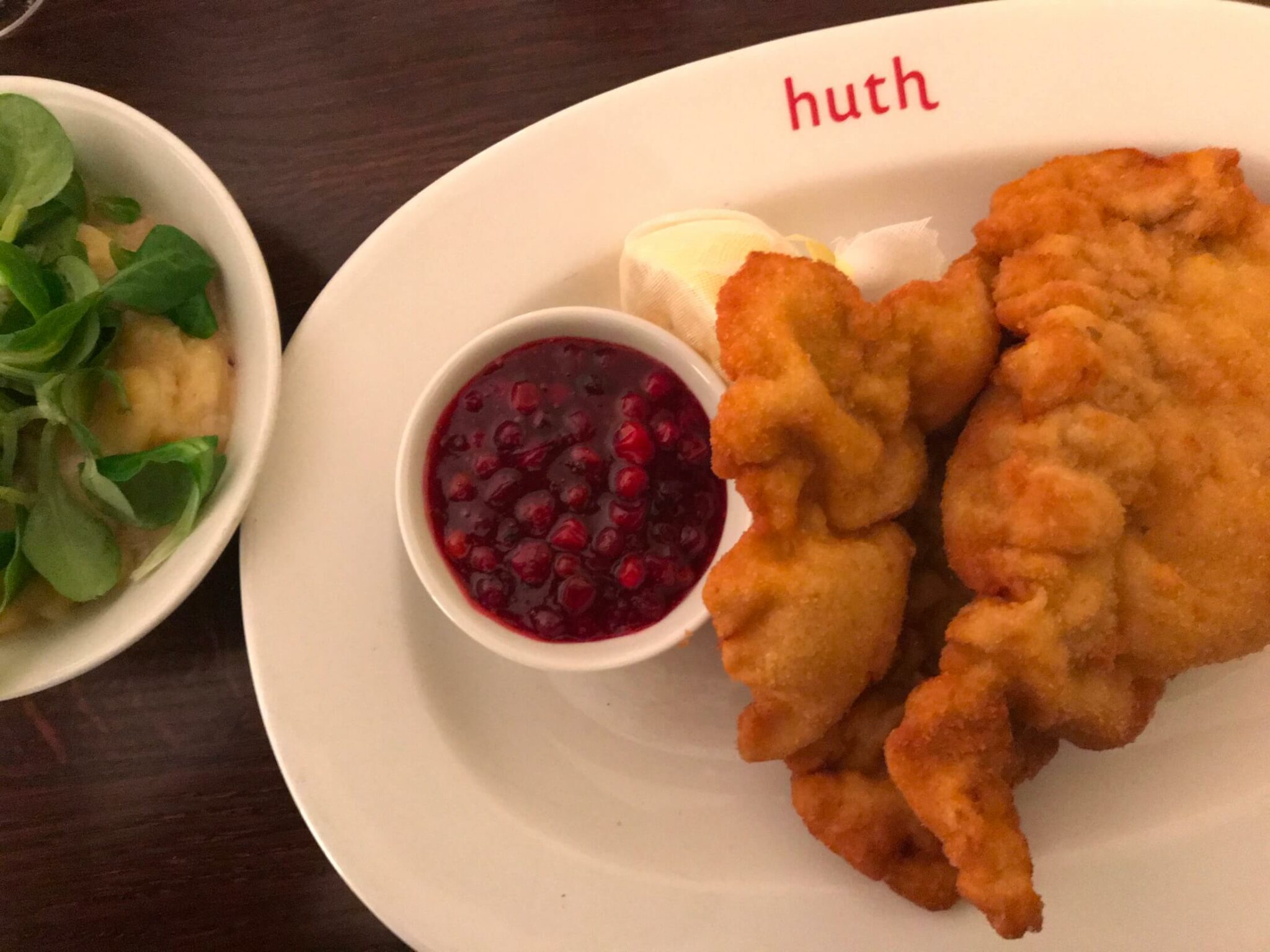 Wiener Schnitzel mit Erdäpfel-Vogerlsalat (Kartoffel-Feldsalat) im Zum ...