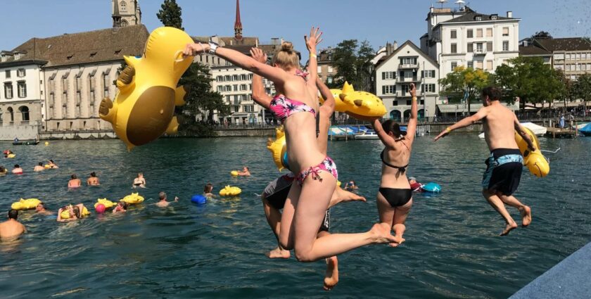 Stadtrundfahrt im kühlen Nass – das Limmatschwimmen