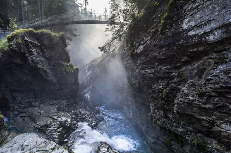 Tosendes Wasser unter der Brücke in Flims