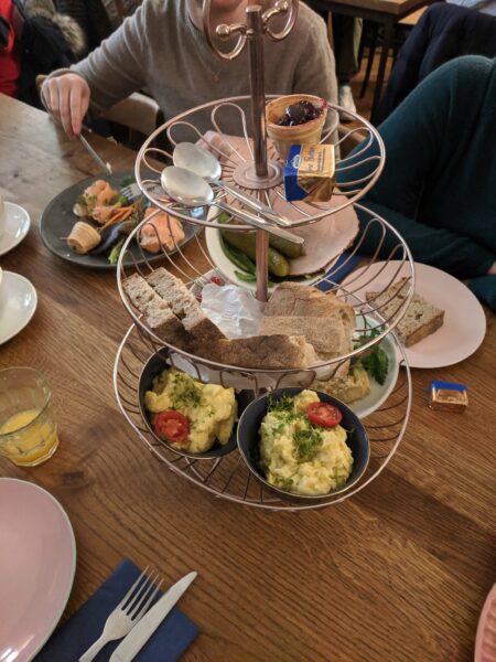 Brunch-Etagere im Literaturcafé in Berlin-Charlottenburg