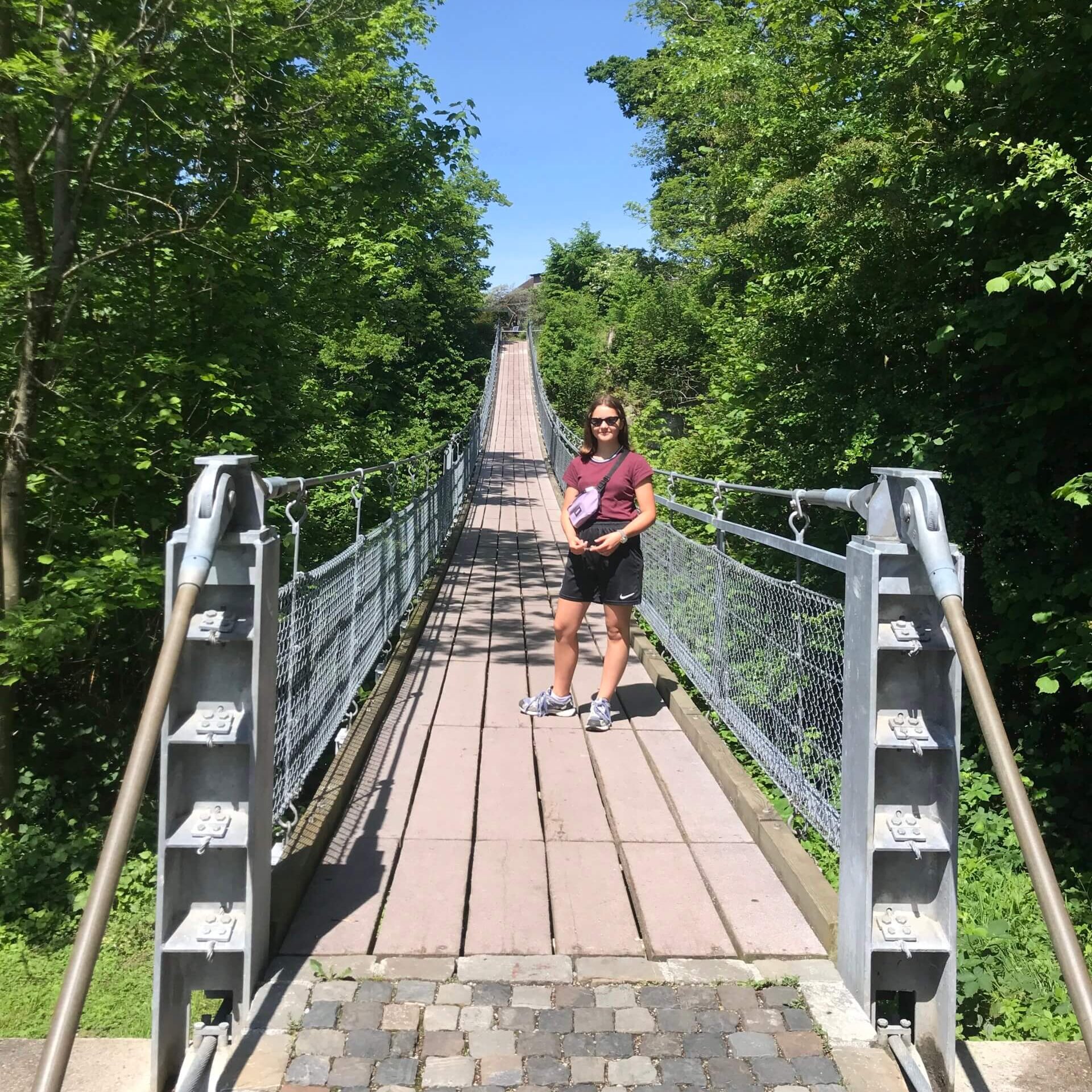 Travelistas_haengeseilbruecke_Beugenfall_Person