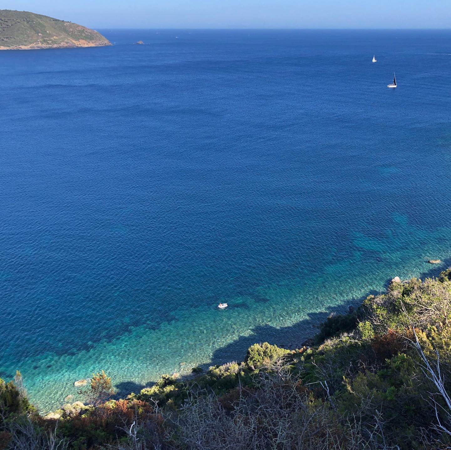 Exploring the natural landscape of Elba … Capo di Fonza is just one beautiful spot in the dense network of hiking trails on the biggest island of the Tuscan Archipelago. #capodifonza #isoladelba #landscape #tuscany #hiking #elbaisland #sea #camping_vs_maria