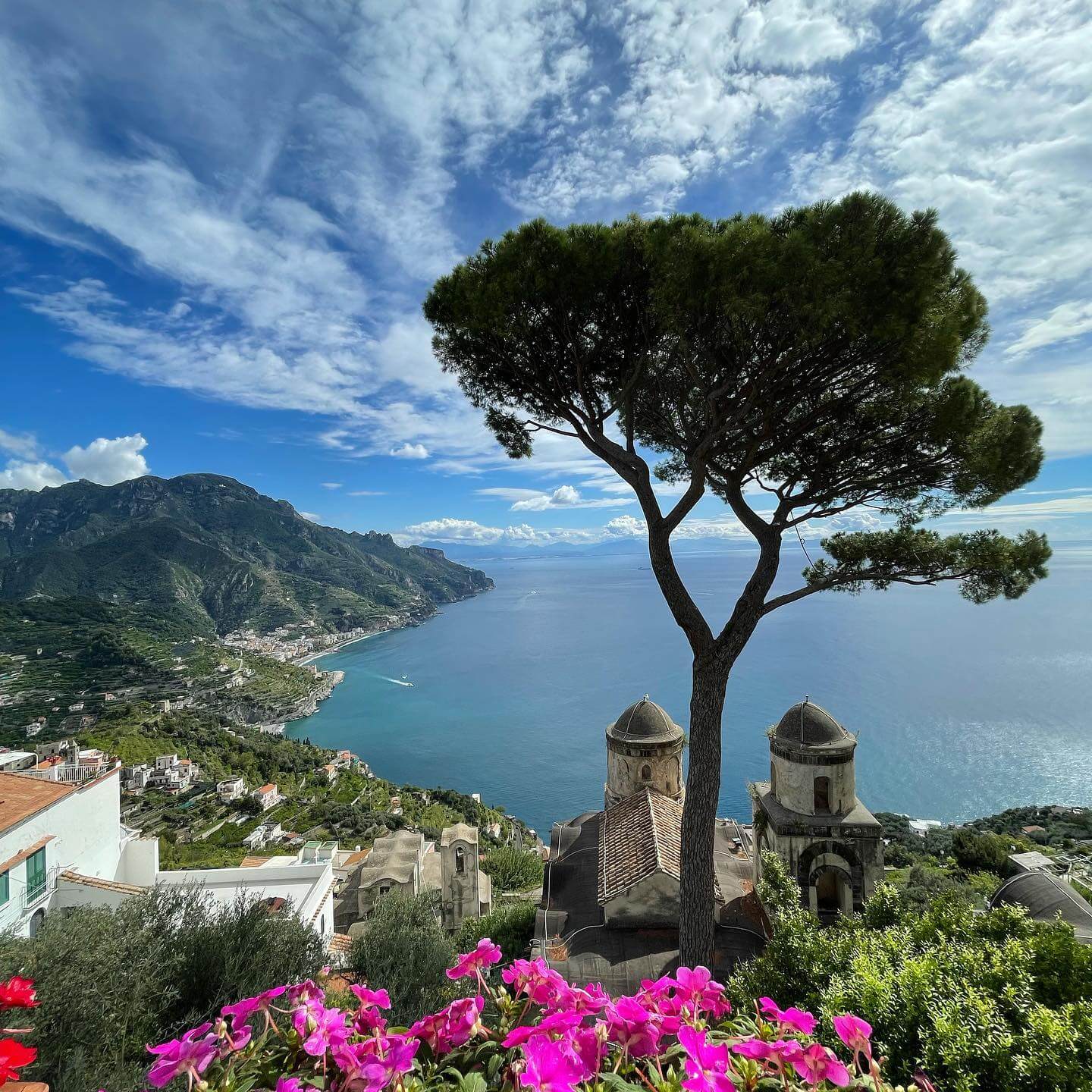 Ravello in south Italy is a must see on the Amalfi coast. The view from medieval Villa Rufolo over the gulf of Salerno is breathtaking. #visititaly #ravello #villarufolo #villarufologardens #salerno