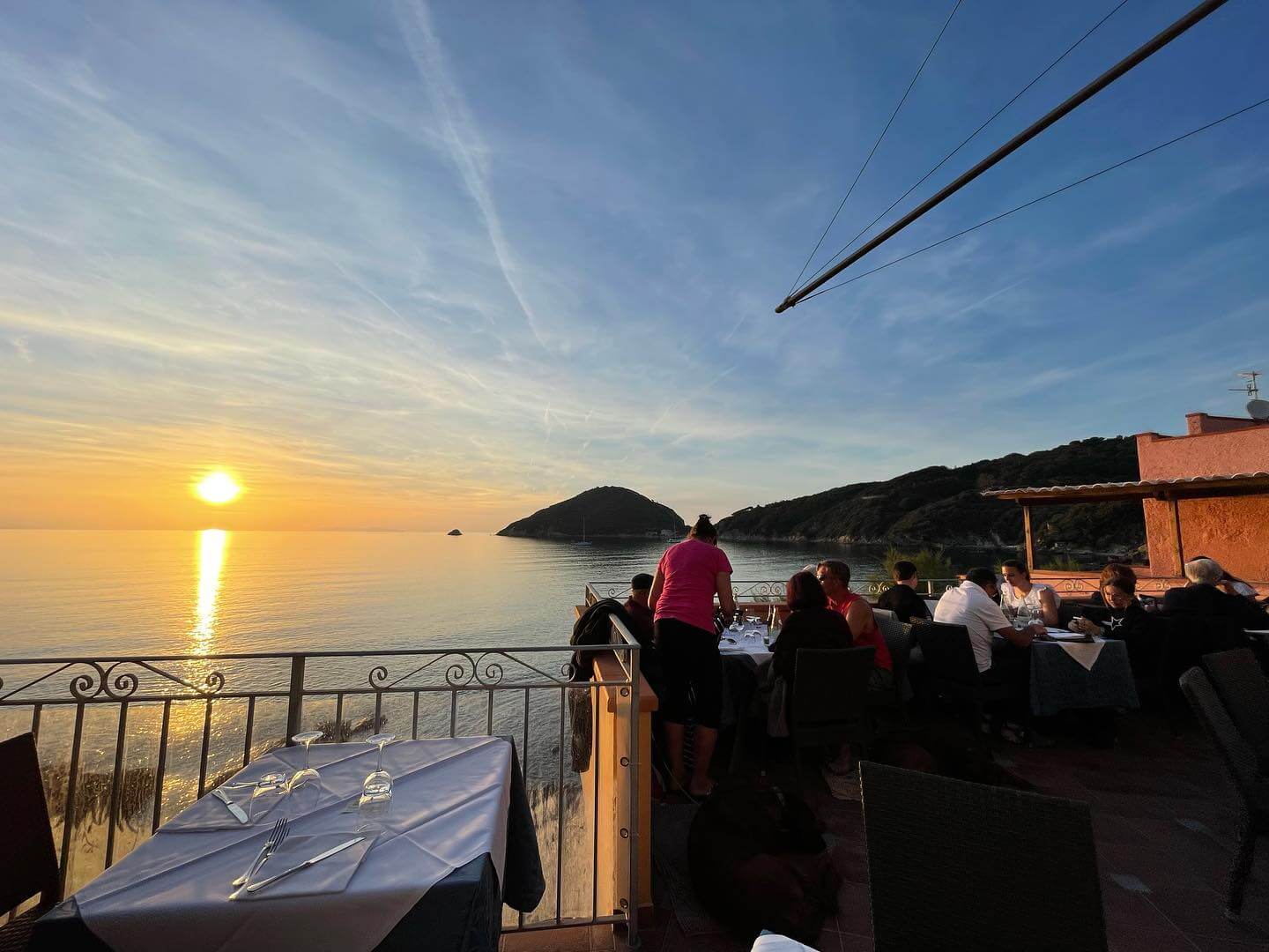 What a view … probably Elba’s most beautiful place to enjoy dinner around sunset. #elba #italia #sunset #viticcio #dagiacominoviticcio #ilikeitaly @italiait