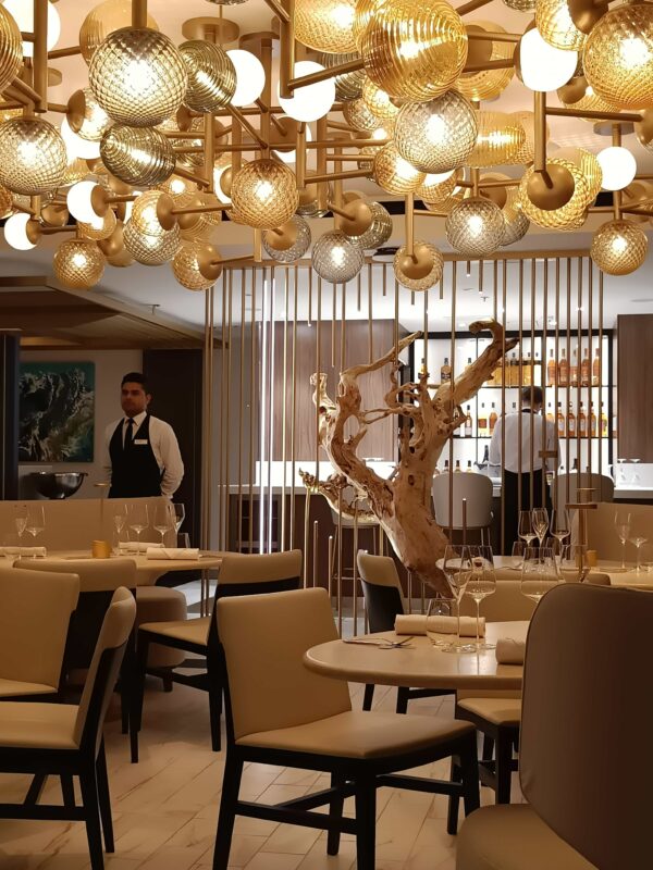 Archipelago Restaurant von innen. Holztische umgeben von echtem Treibholz und Lampen, die eine gemütliche Atmosphäre schaffen