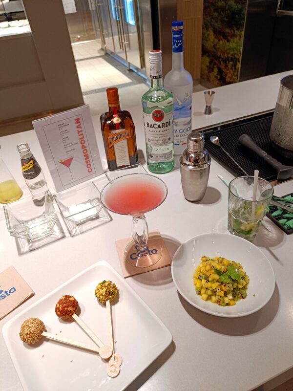 Das Bild zeigt verschiedene Cocktail Gläser und Häppchen.
