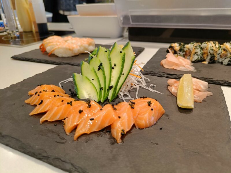 Sushi Platte mit selbst zubereitetem Sashimi aus dem Workshop.