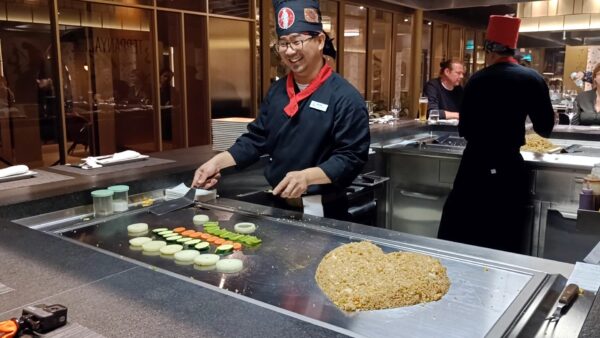 Der Küchenchef vor dem grossen Grill im Teppanyaki Restaurant auf der Costa Toscana.