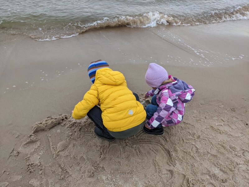 Buddeln am Strand in Kolberg