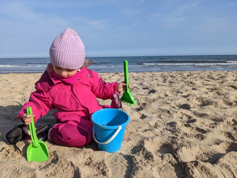 Buddeln am Strand in Kolberg