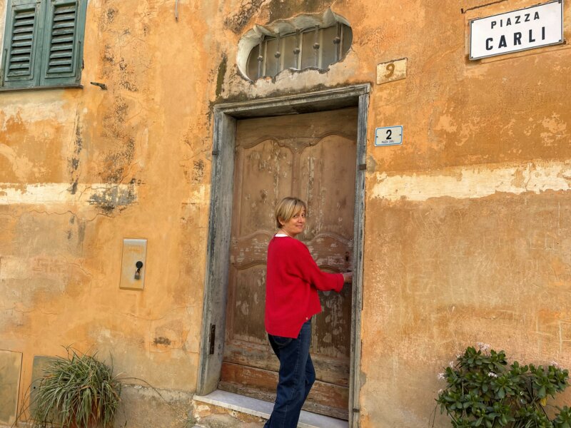 Gastgeberin Tiziana Guglielmi vor einem ihrer Palazzi in Ligurien.
