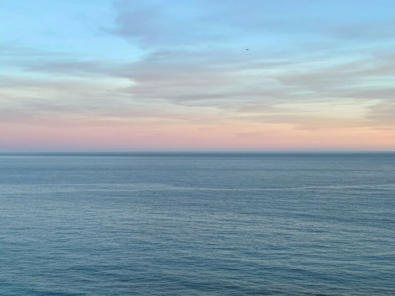 Sicht von der Blumenriviera in Ligurien auf das weite Meer bei Sonnenuntergang.