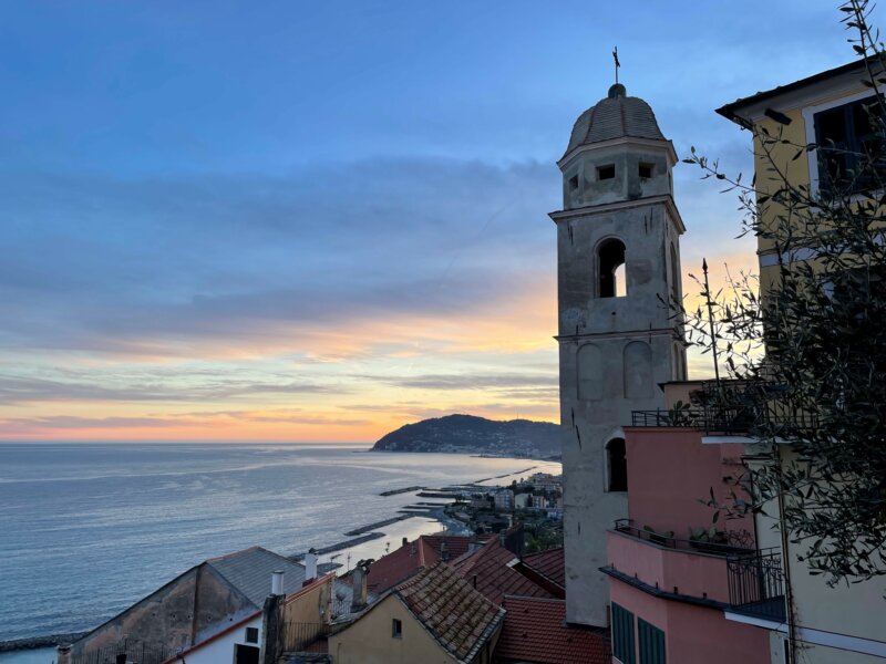 Kirchturm vor Sonnenuntergang an der Riviera di Ponente in Ligurien.