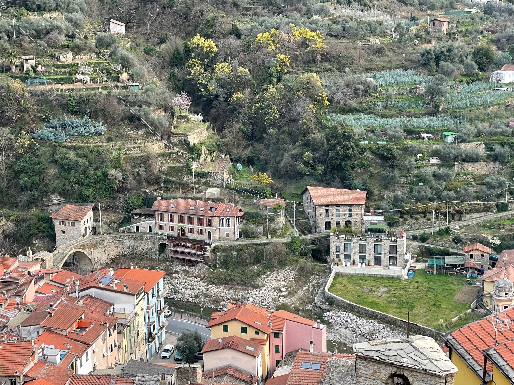Steinhäuser im L’Adagio in Badalucco in Ligurien.