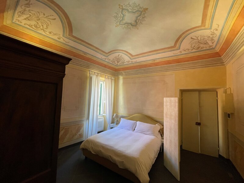 Renoviertes Schlafzimmer mit Deckenmalerei im Uliveto Saglietto in Ligurien.