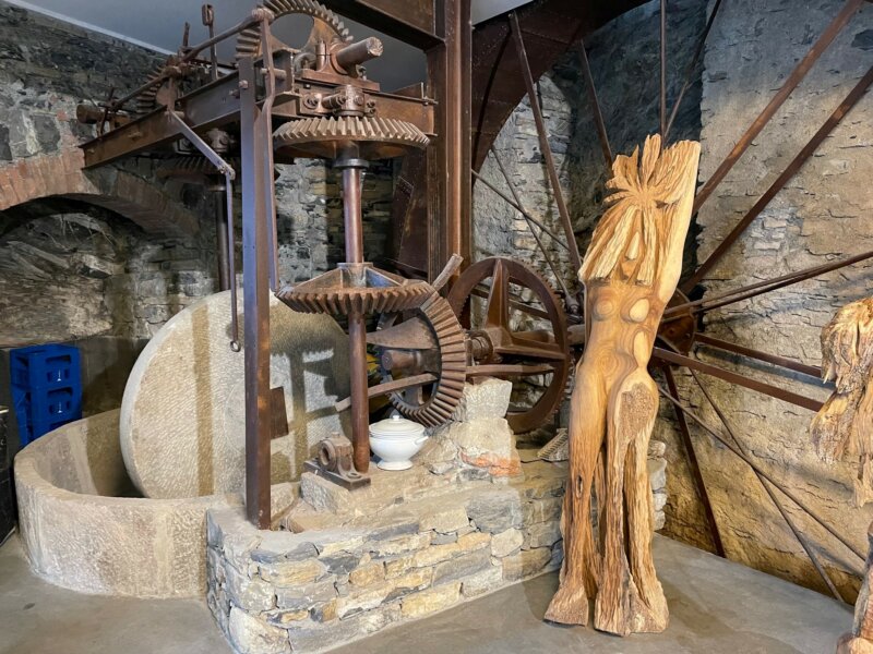 Historische Ölmühle im Valle Argentina in Ligurien.