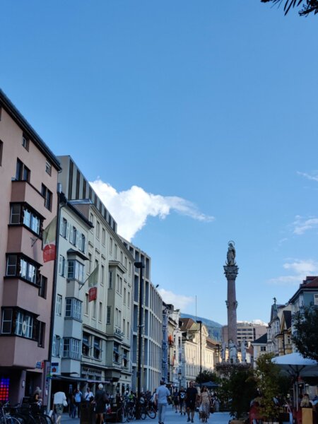 Innsbrucks beruehmte Maria Theresien Straße mit der Annasaeule Blick Richtung Süden