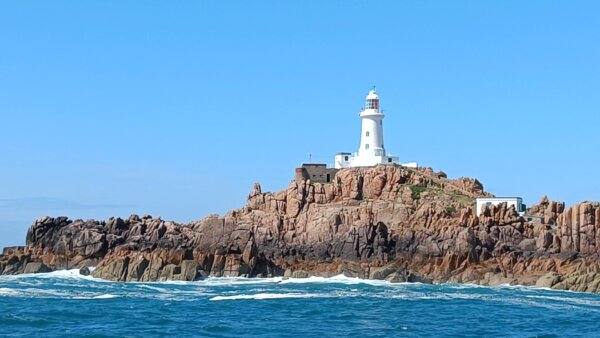 Corbière Lighthouse umgeben von Wasser vor der Küste von Jersey. 