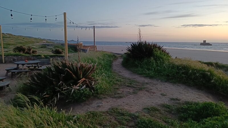 Sonnenuntergang am Strand von St. Aubin Bay auf der Insel Jersey.