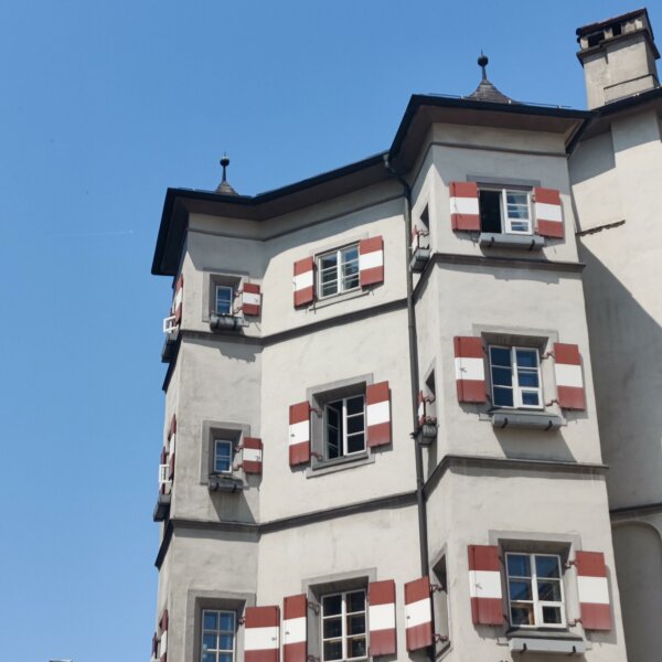 Die Ottoburg mit den typisch rot-weiß-roten hölzernen Fensterläden und strahlend blauen Himmel