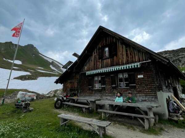 Gewitterstimmung auf dem Tell Trail über der Alp Laucheren