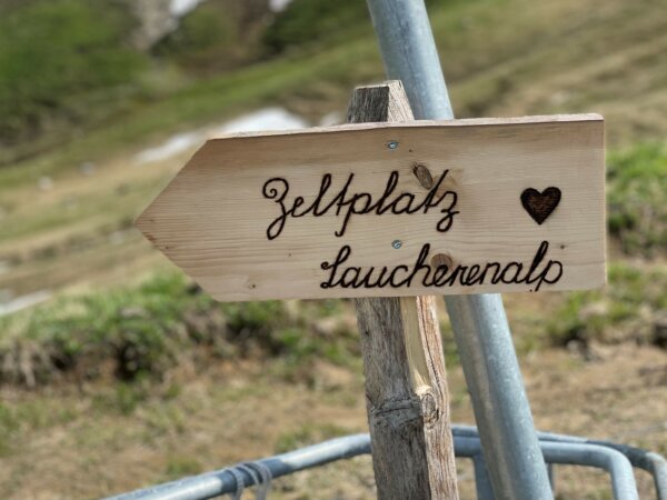 Schild mit Beschriftung Zeltplatz Laucheren
