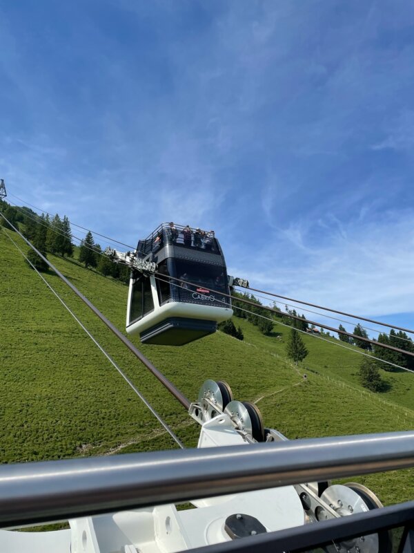 Cabrio Seilbahn aufs Stanserhorn mit offenem Aussichtsdach