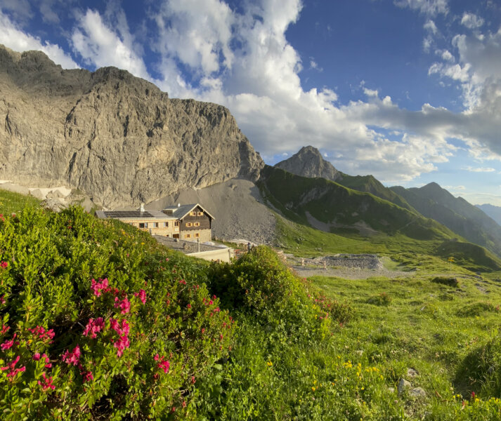 Anhalterhütte im Abendlicht