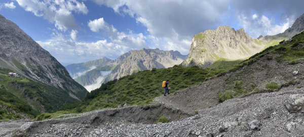 Kurz nach Start bei Steinseehütte, daneben die Hütte