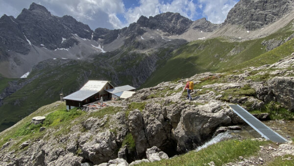 Das Württemberger Haus, daneben die Spiessrutenspitze