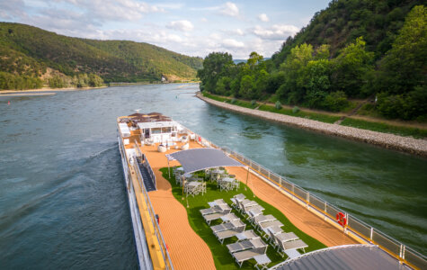 Die modern und gediegen eingerichtete Panoramalounge und das grosszügige Sonnendeck bieten beste Sicht auf die vorbeiziehende Uferlandschaft.