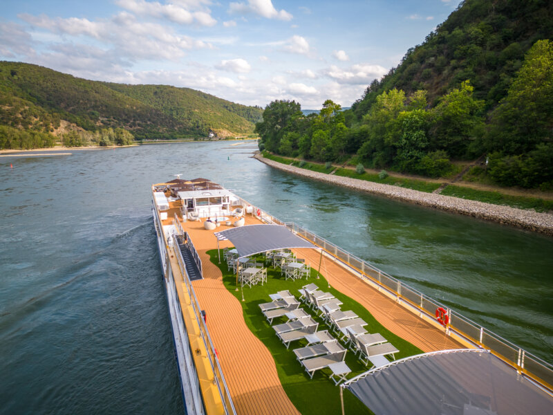 Die modern und gediegen eingerichtete Panoramalounge und das grosszügige Sonnendeck bieten beste Sicht auf die vorbeiziehende Uferlandschaft.